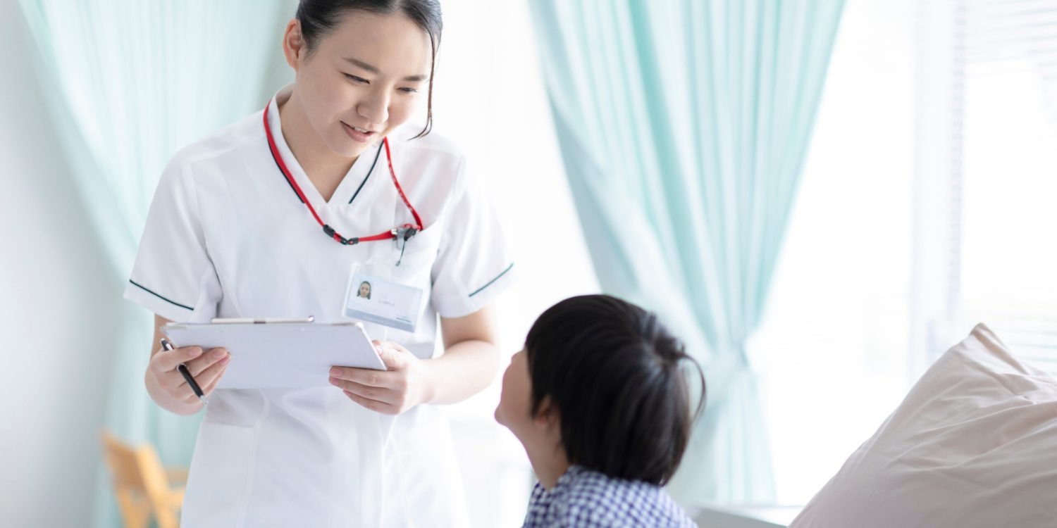 看護師と患者の男の子